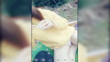 挺漂亮的清纯女主播和小车司机湖边准备野战户外啪啪直播特殊原因没有成事