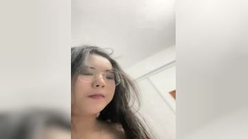 眼镜妹子携自己的男友无套啪啪女上位打桩下下到底，肉色丝袜丰满大屁股，双双高潮，倒插射嘴口爆