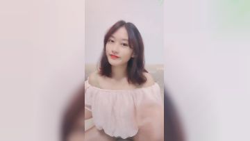 新来的清纯小妹露脸跟狼友发骚互动精彩小秀，刷礼物提要求，看奶子看逼逼掰开看特写，尿尿给狼友看不要错过