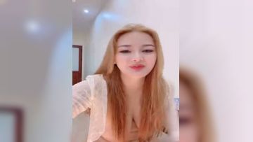 两个骚逼摸着一个鸡巴还说不会口交，全程露脸互动狼友撩骚，颜值不错大奶粉逼淫声荡语互动撩骚，揉奶玩逼