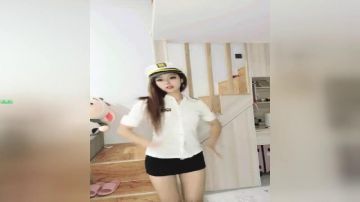 年轻的妹妹家中白色警服诱惑椅子上全裸道具自慰