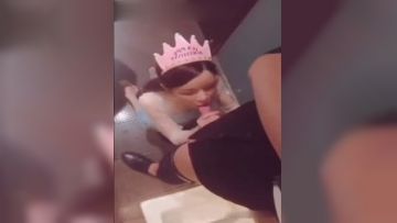 高颜值性感翘臀美女KTV包厢过生日喝多了偷偷扣逼逼