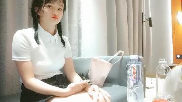 91沈先生酒店约砲白嫩学生，妹子被大屌操出血…