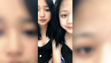 新人00后萝莉姐妹花！双女全裸一起秀！白虎一线天嫩，按摩器震动流出水，嫩穴没怎么开发