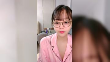 清纯系眼镜妹套装！白嫩大屁股臀摇！镜头前揉搓小穴，手指拍打扣入，呻吟娇喘水声哗哗