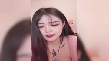 微胖才是极品，全程露脸年轻的颜值天花板大秀直播，身材火辣性感渣女纹身，陪狼友撩骚互动，掰开骚逼看特写第03集