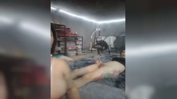 傲娇宝宝SM工作室，全程露脸跟人妖一起玩耍，淫声荡语灌肠抠弄菊花，让人妖拳交菊花吃奶舔逼压在身下爆草第01集