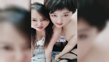 极品短发气质少妇跟好姐妹一起玩，镜头前刺激狼友，黑丝睡衣诱惑，自己吃奶玩揉奶玩逼看特写，干净又粉嫩第01集