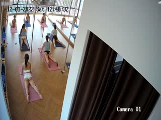 【极品稀缺破解摄像头】钢管舞舞蹈室破解头偷拍身材不错的小姐姐日常练功跳舞 适合高难度动作