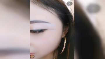 胆子非常大的风骚女主播真空大白天服装店里露出直播到外面马路上掰逼店里尿尿中途有顾客来了无视继续露国语